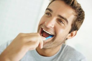 7 mẹo làm sạch mảng bám răng trong 5 phút