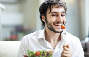 8 thực phẩm có công dụng trắng răng bất ngờ