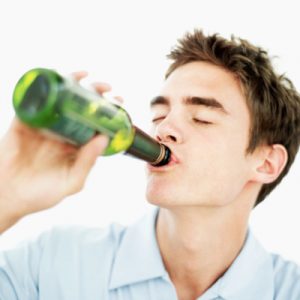 Những thói quen khiến nhan sắc mày râu đi xuống