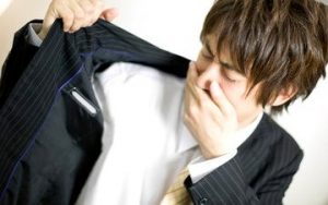 vì sao nách lại có mùi khó chịu
