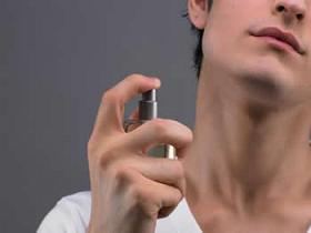 cách xịt nước hoa cho Nam Giới